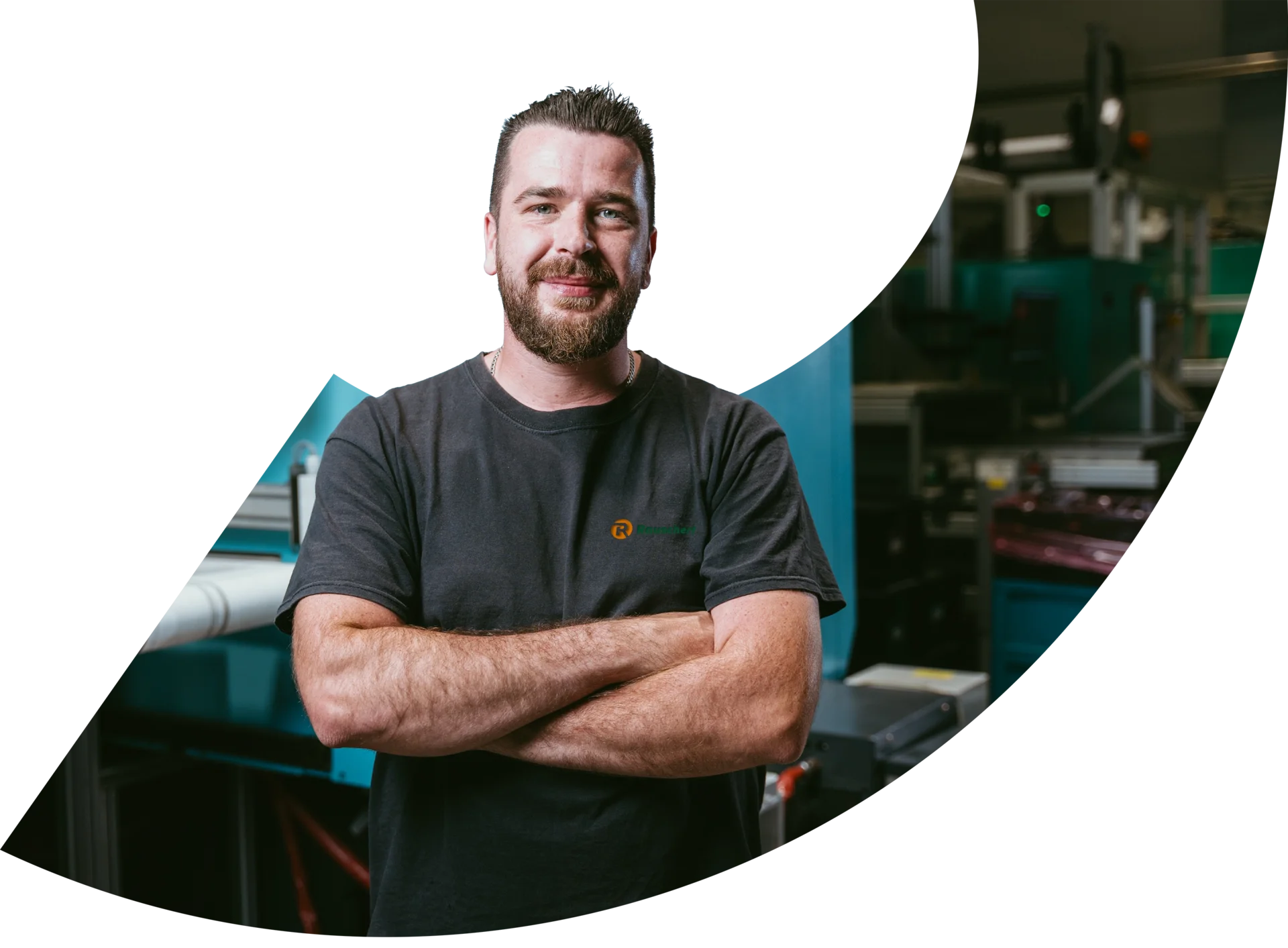 Mitarbeiter von Paul Rauschert in der Produktion mit Rauschert T-Shirt schaut freundlich in die Kamera.